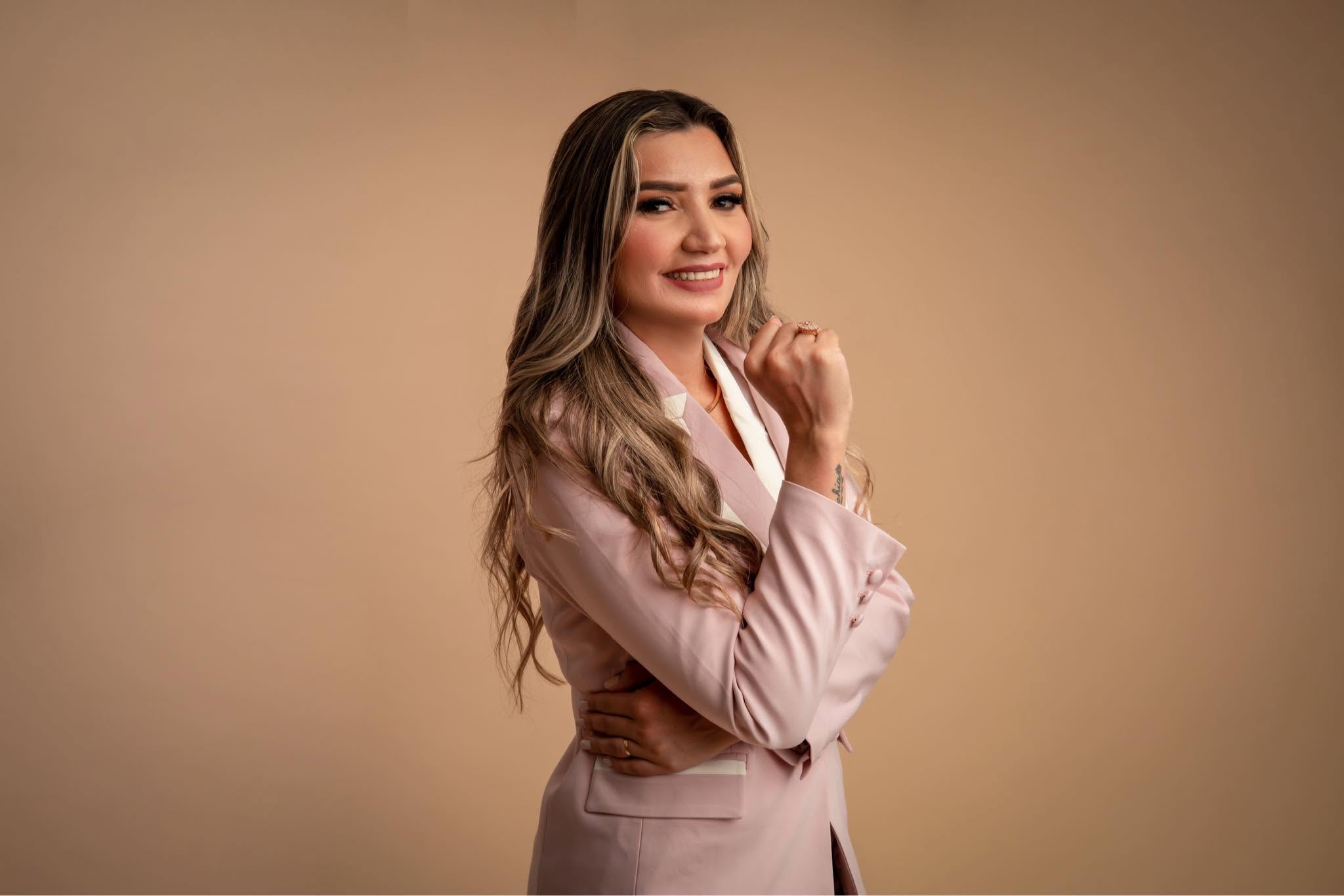Edjane Barreiros, especialista em loiros e colorimetria capilar